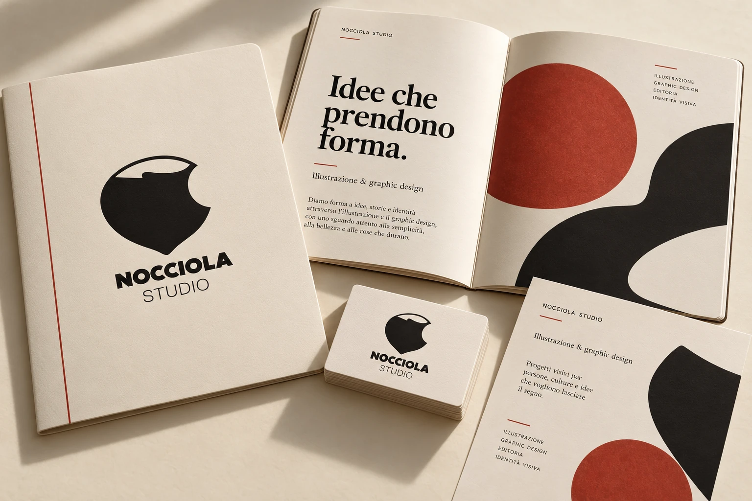 Immagine coordinata Nocciola Studio: brochure aperta, cartellina e biglietti da visita